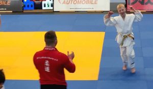 Freudestrahlender Piet nach gewonnenem Kampf