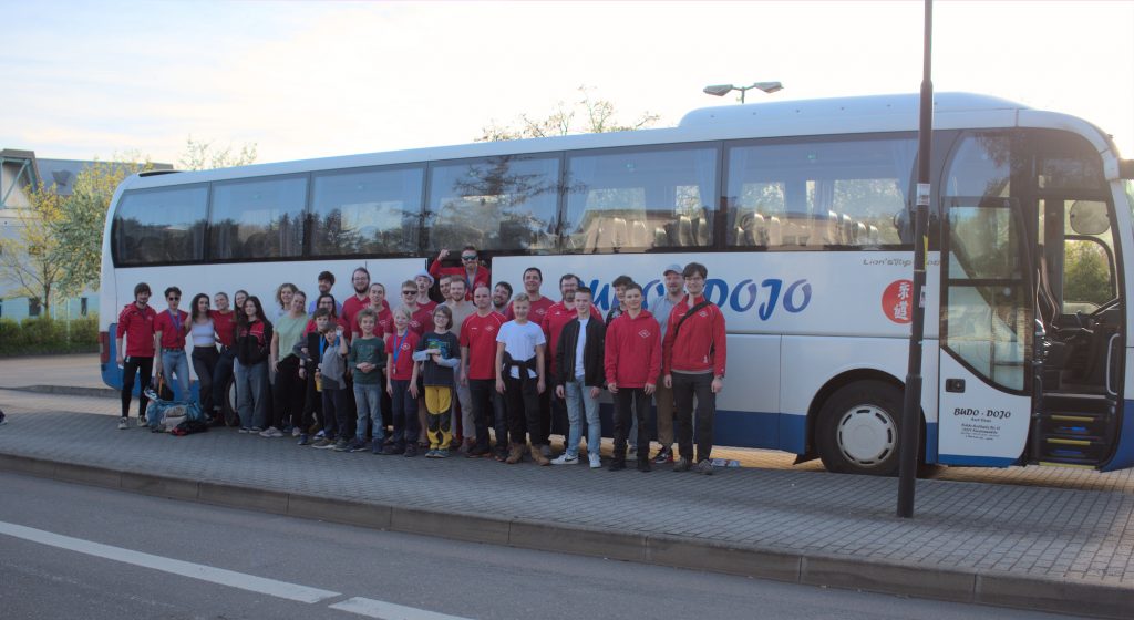 Gruppenbild vor Reisebus